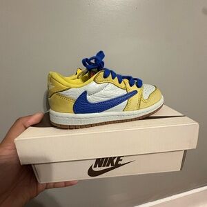 Nike Kids Sneakers in Yellow and Blue